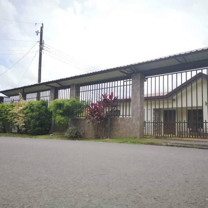 Elegant Villa In La Fortuna With Spacious Backyard Plus Very Private Pool & Parking Exteriör bild