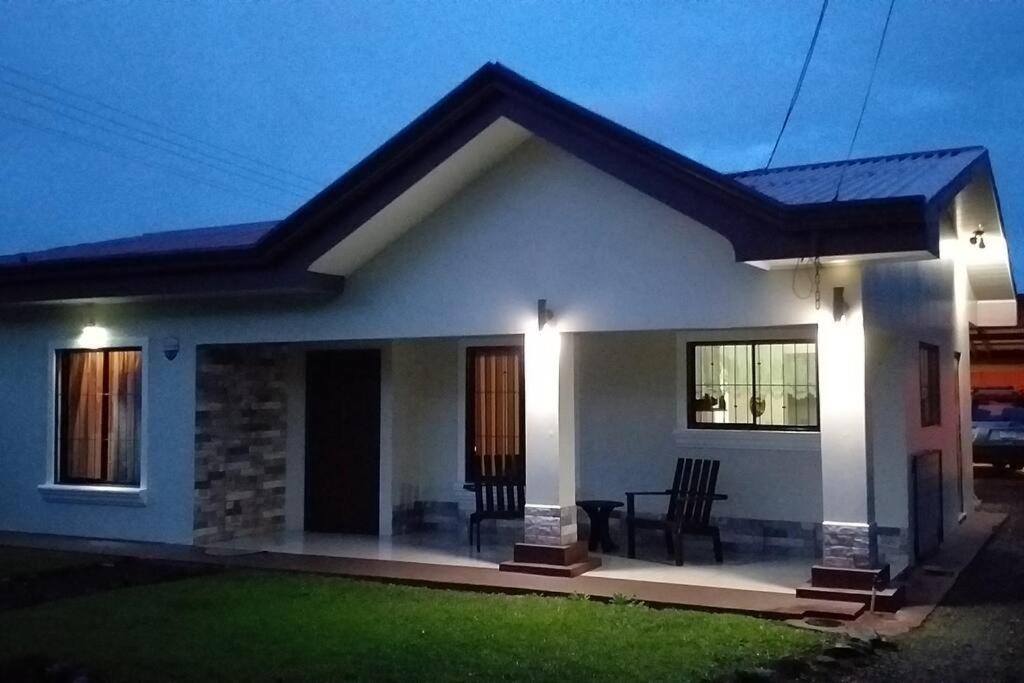 Elegant Villa In La Fortuna With Spacious Backyard Plus Very Private Pool & Parking Exteriör bild