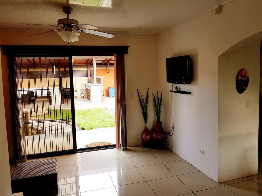 Elegant Villa In La Fortuna With Spacious Backyard Plus Very Private Pool & Parking Exteriör bild