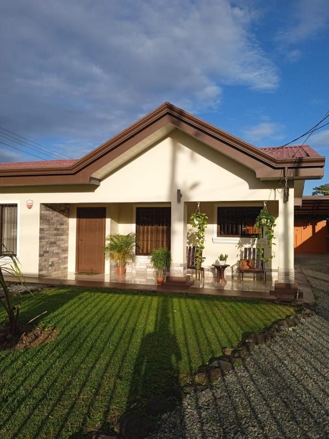 Elegant Villa In La Fortuna With Spacious Backyard Plus Very Private Pool & Parking Exteriör bild