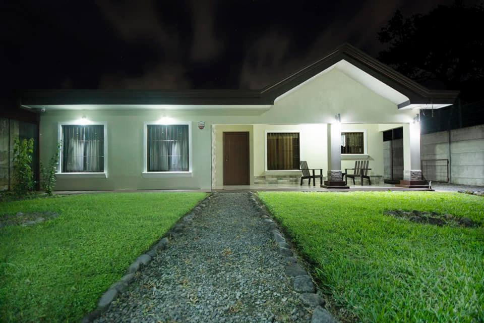 Elegant Villa In La Fortuna With Spacious Backyard Plus Very Private Pool & Parking Exteriör bild